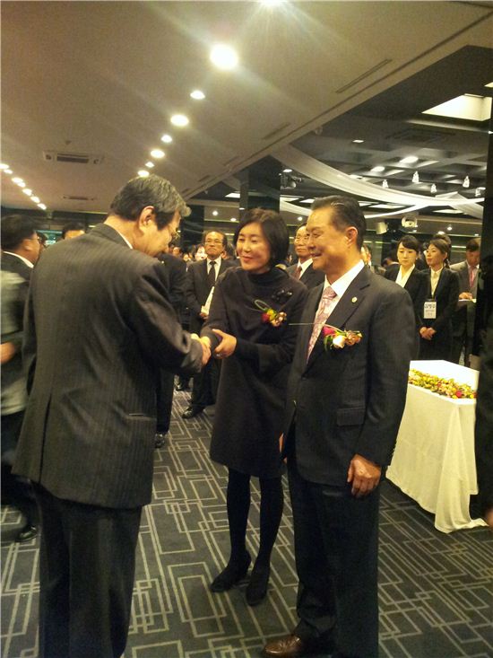 김명수 서울시의회 의장 내외가 참가자들로부터 축하 인사를 받고 있다.