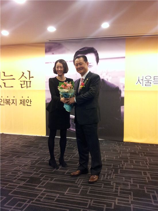 김명수 서울시의회 의장이 딸로부터 축하의 꽃다발을 받고 즐거워하고 있다.