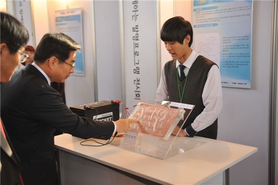 김호원 특허청장이 발명특성화고등학교 학생의 발명품을 돌아보고 있다.