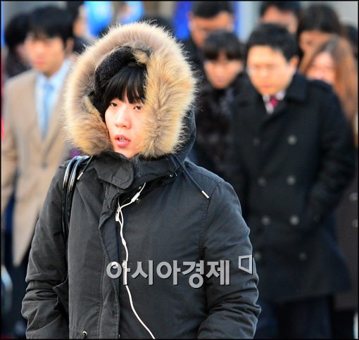[포토]초겨울 날씨에 출근길 서두르는 시민들
