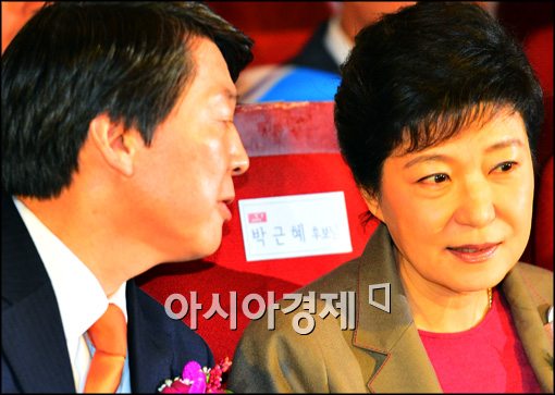 [포토]대화하는 두 후보, 박근혜-안철수 대선후보