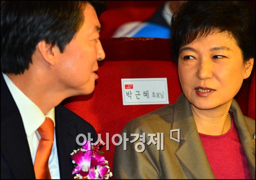 [포토]안철수 후보와 대화중인 박근혜 후보