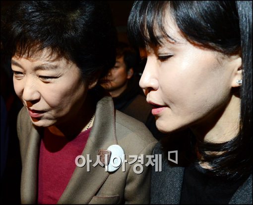 [포토]손유진 대표와 대화나누는 박근혜 후보