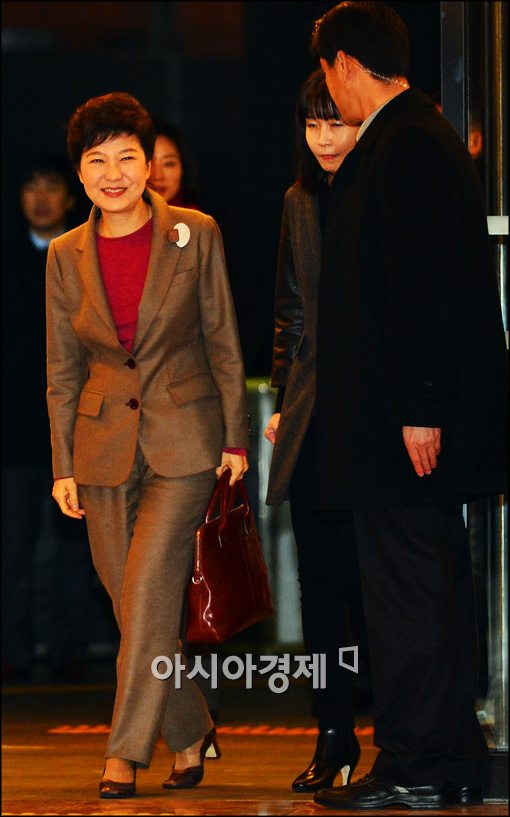[포토]미소와 함께 영화관 입장하는 박근혜 후보