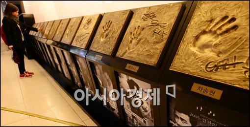 [포토]한국영화 1억명 돌파, 핸드 프린팅 만져보는 시민