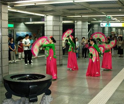 한국 전통무용, 이젠 지하철역서 즐긴다