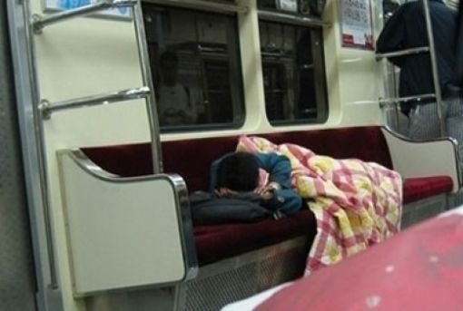 너무 피곤했던 학생, '지하철서 이불까지 덥고 완벽 취침 모드'