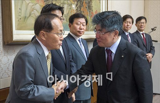[포토]대기업CEO와 반갑게 인사하는 김중수 총재