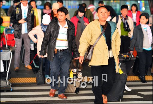 [포토]외국 관광객들 1천만명 돌파, 공항 빠져나가는 중