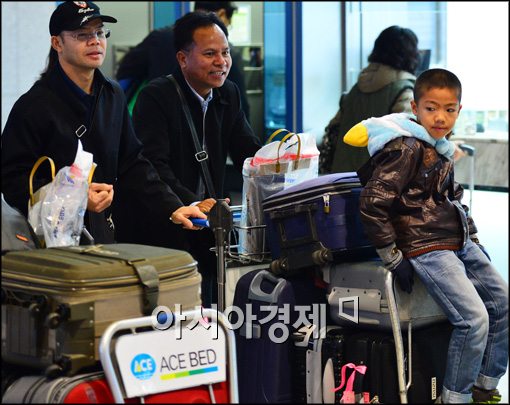 [포토]캐리어에 탄 외국 어린이, 한국와서 즐거워요