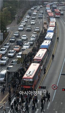 버스 교통사고가 일어나는 데 가장 영향을 미치는 것은 '졸음운전'인 것으로 나타났다. 사진은 운행 중인 버스 모습이다.