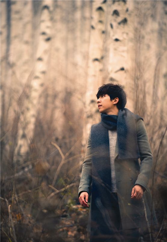 Singer-actor Lee Seung-gi poses in a photo taken for his new mini-album "The Woods," set to be dropped on November 22, 2012. [Hook Entertainment]