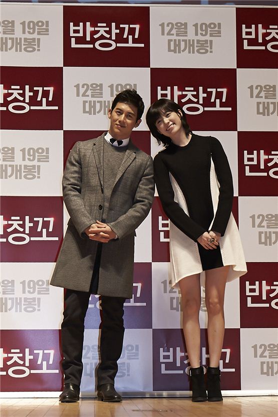 Ko Soo (left) and Han Hyo-joo (right) lean toward each other during the talk concert of their forthcoming romance film “Love 911” held at Konkuk University’s New Millenium Hall in Seoul, Korea on November 20, 2012. [1st Look]