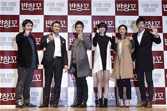 Director Jung Ki-hoon (left), Ma Dong-seok (second to left), Ko Soo (third to left), Han Hyo-joo (third to right), Juni (second to right) and Kim Seong-o (right) show their confidence in their forthcoming romance film “Love 911” during the pic's talk concert held at Konkuk University’s New Millenium Hall in Seoul, Korea on November 20, 2012. [1st Look]