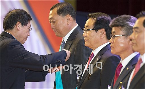 [포토]금탑훈장 수상하는 김종성 로케트전기 회장