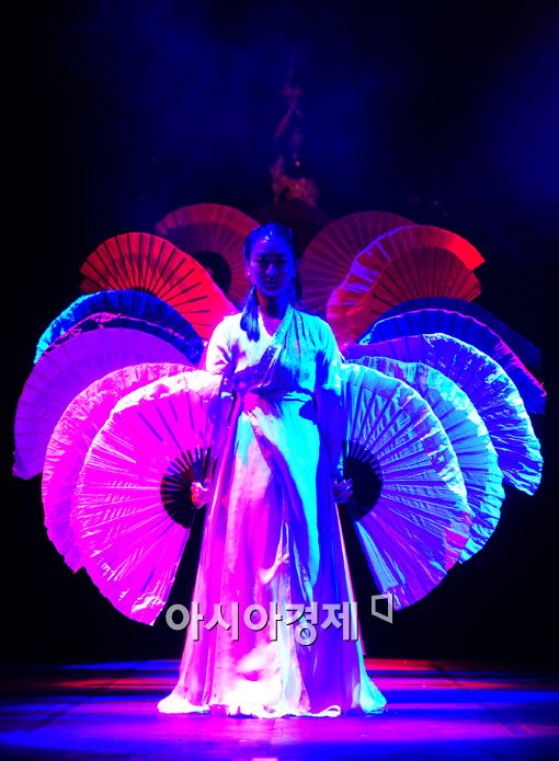 [포토]한국문화 공연 '탈'의 아름다운 부채춤 