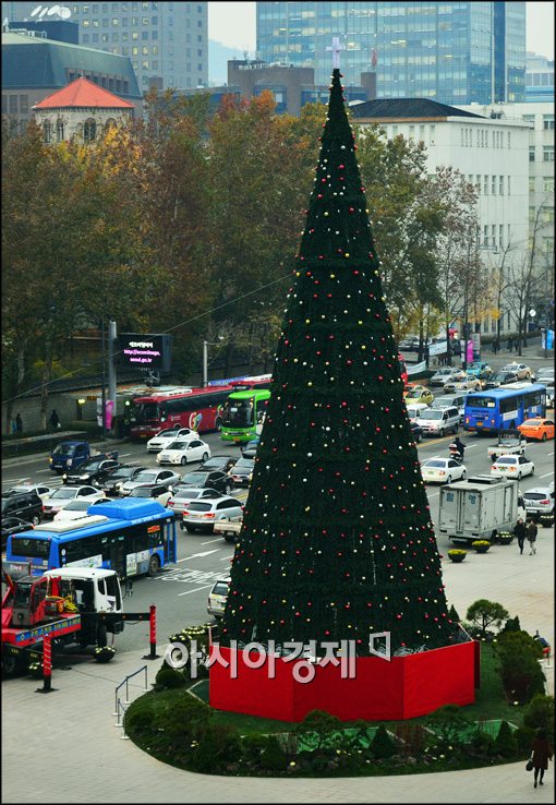 [포토]크리스마스 트리 세워지는 서울광장
