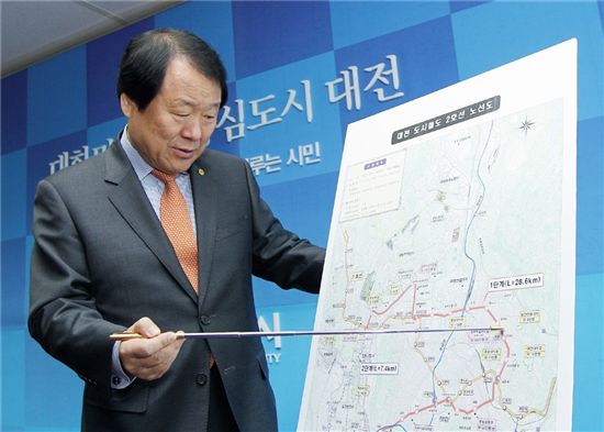 염홍철 대전시장이 21일 긴급브리핑 때 대전도시철도 2호선의 예비타당성조사 통과내용을 설명하고 있다.