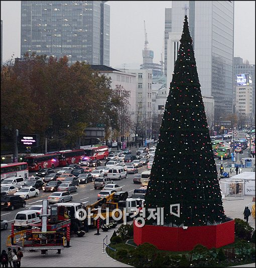 [포토]서울광장에 나타난 대형 크리스마스 트리
