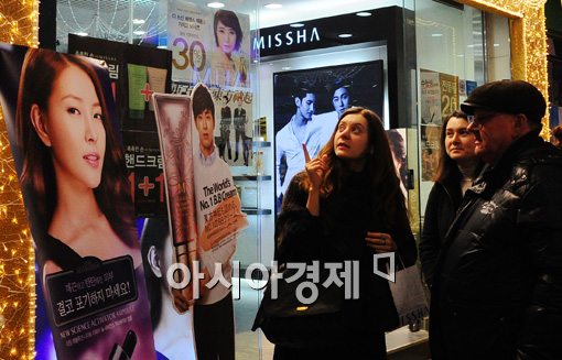[포토]"한국의 화장품에 반했어요"
