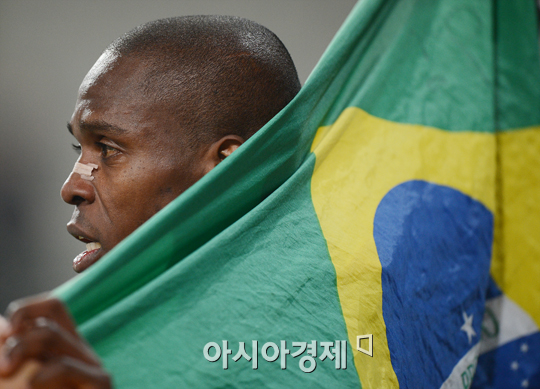 [포토] 아디 '브라질 국기 들고 우승 기쁨'