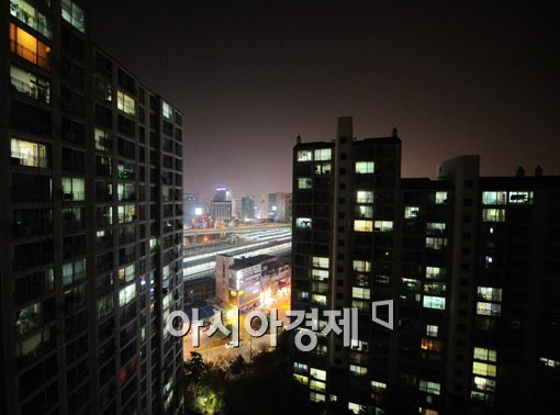 [포토]늦은 밤 TV토론에 불 밝힌 국민들