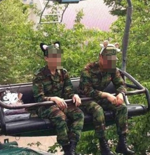 훈훈한 놀이동산 커플…짝 없는 휴가병들의 비애