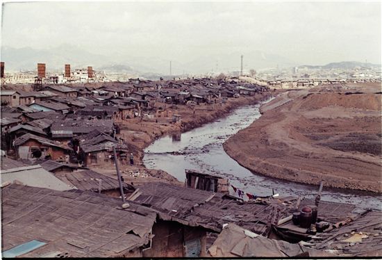 1979년 청계천변 판자촌