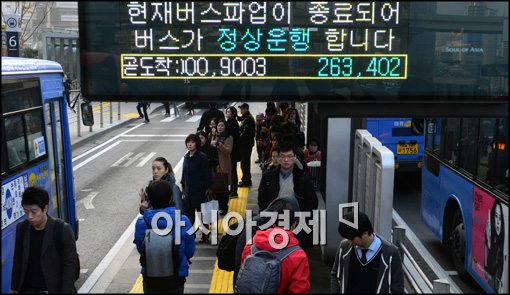 [포토]정상운행 하는 버스들