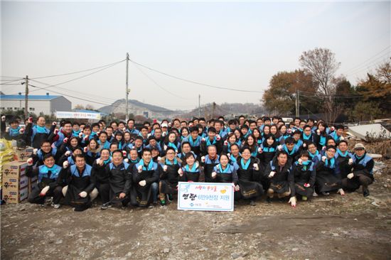 문규영 아주그룹 회장을 비롯한 임직원 200여명이 어려운 이웃들의 따뜻한 겨울나기를 위한 온정의 나눔활동을 다짐하고 있다.