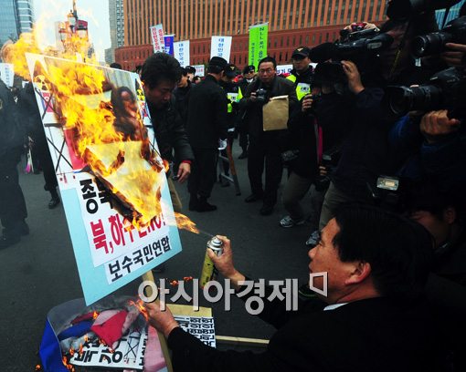 [포토]불타는 인공기 