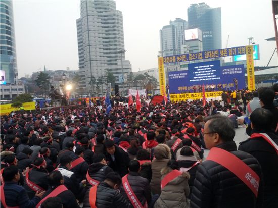 마트 생존대책위 "우리도 영세업체…같이 살 길 찾아라!"