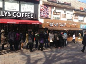 수많은 사람들이 추운 날씨에도 '명동고로케'를 구입하기 위해 줄을 서 있다.