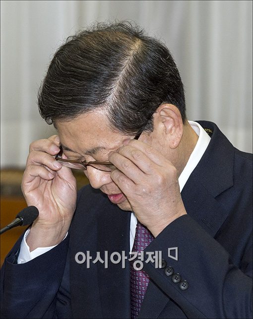 [포토]안경 고쳐쓰는 김황식 총리