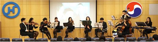 2012년 칼멘 작은음악회의 마지막공연이 지난 22일 대한항공 본사 강당에서 열렸다. 사진은 올해 마지막 공연을 담당한 '칼맨 오케스트라'의 모습. 