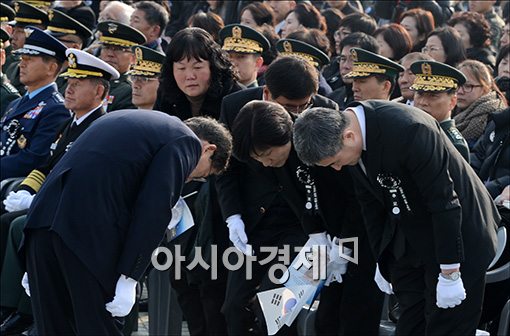[포토]유가족 앞에서 고개 숙인 김황식 총리