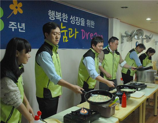 교보증권 직원들이 서울 신정6동에 위치한 강림교회에서 사랑의 도시락 에 쓰일 반찬을 요리하고 있다.
