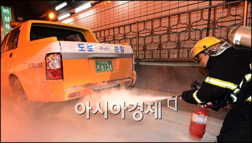 [포토]구룡터널에서 선보이는 화재진압 훈련