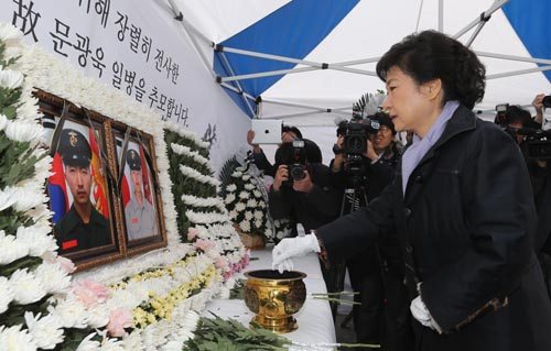 박근혜 후보가 경북 안동 문화의 거리 연평도 2주기 추모분향소에서 헌화와 분향을 하고 있다.<사진제공=새누리당>