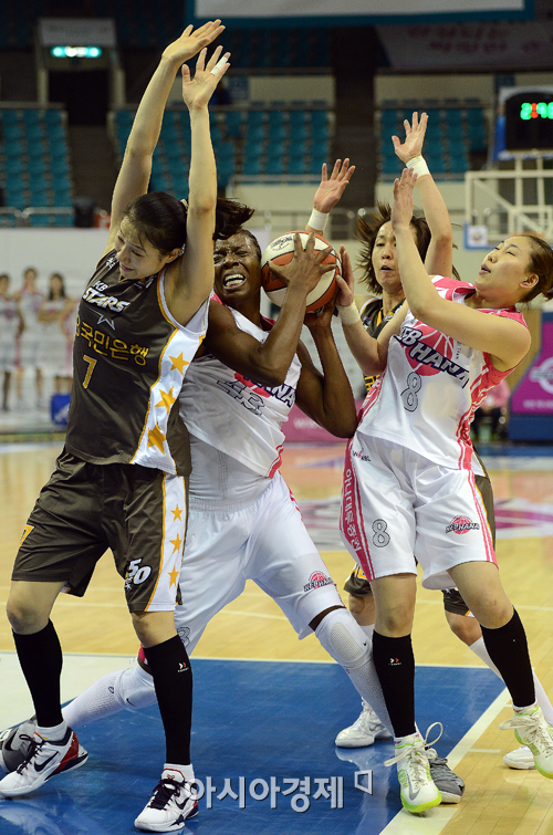 [포토] 나키아샌포드 '내가 잡았어!'