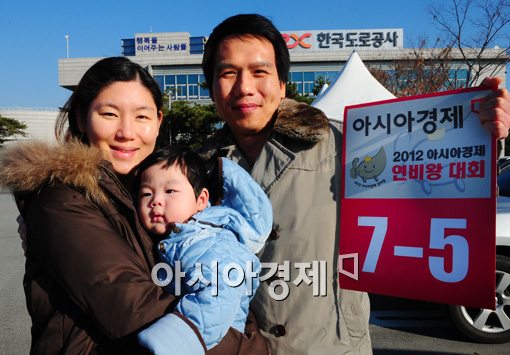 지난해 아시아경제 연비왕대회에서 연비왕이 된 이동민씨는 가족들과 함께 올해도 대회에 참가했다. 특히 올해는 지난해 뱃속에서 함께 한 아들 이태환 군과 함께 참여했다. 