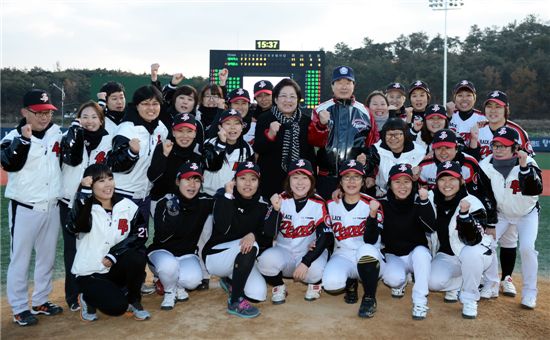 24일 전북 익산 야구장에서 열린 ‘LG배 한국여자야구대회’ 결승전에서 블랙펄스팀이 최종 우승을 차지했다. 구본준 LG전자 부회장(중앙 남성), 한국여자야구연맹 김을동 회장이 우승을 차지한 블랙펄스팀 선수들과 기념 촬영을 하고 있다.  
