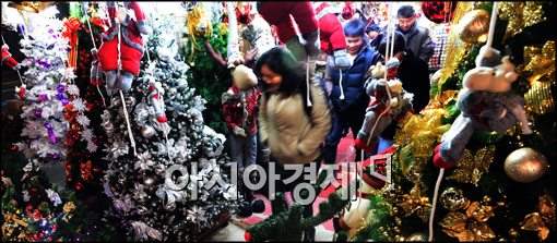 [포토]크리스마스 용품 보는 시민들