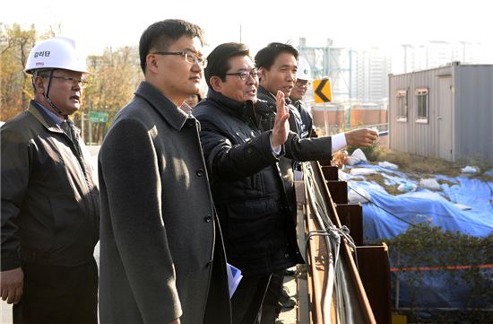 김기동 광진구청장(두번째)가 천호대교 공사현장 방문해 관계자들로 부터 보고를 받고 있다.