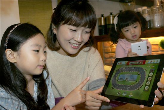 26일 LG유플러스 모델이 에듀테인먼트 애플리케이션 '고고! 브루미즈'를 어린이들에게 소개하고 있다.