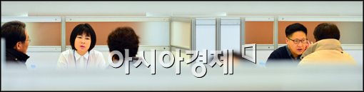 [포토]퇴직 후 재취업, 좁은 문틈