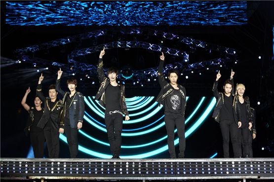 Super Junior members Kangin (left), Shindong (second to left), Kyuhyun (third to left), Eunhyuk (center), Donghae (third to right), Sungmin (second to right) and Ryeowook (right) perform during "SM TOWN LIVE WORLD TOUR III in BANGKOK" held in Bangkok, Thailand on November 25, 2012 in local time. [SM Entertainment]