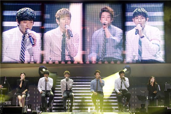 2AM members Jinwoon (second to left), Jo Kwon (third to left), Changmin (third to right) and Seulong (second to right)  sing together during their Seoul concert of the first Asian tour "The Way of Love," held at the Olympic Hall in Seoul, Korea on November 24 and 25, 2012. [CJ E&M]
