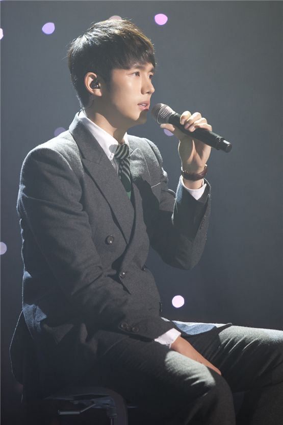 2AM member Seulong sings in a gray suit during their Seoul concert of the first Asian tour "The Way of Love," held at the Olympic Hall in Seoul, Korea on November 24 and 25, 2012. [CJ E&M]

