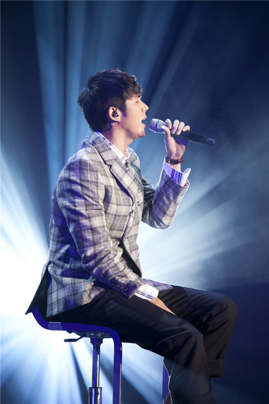 2AM member Seulong croons a song during their Seoul concert of the first Asian tour "The Way of Love," held at the Olympic Hall in Seoul, Korea on November 24 and 25, 2012. [CJ E&M]